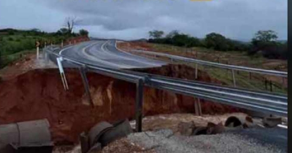     #Bahia:  Fortes chuvas abre cratera e interdita a BA-640